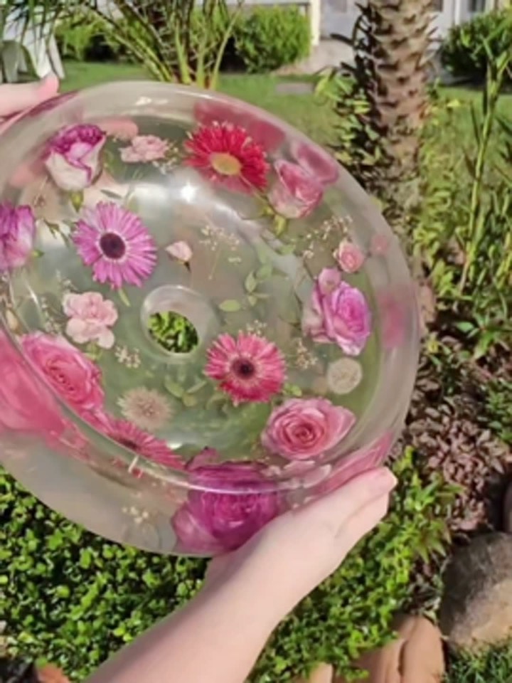 Ana muestra un lavabo de resina con flores